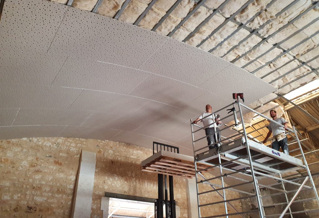 Plafond acoustique concave - Site L'Agora